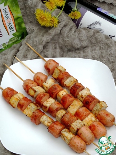 Пикантные шашлычки из сосисок и сыра Пикантные шашлычки из сосисок и сыра