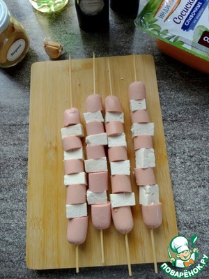 Пикантные шашлычки из сосисок и сыра Пикантные шашлычки из сосисок и сыра