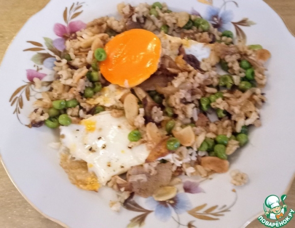 Пилаф с миндалем и зелёным горошкои