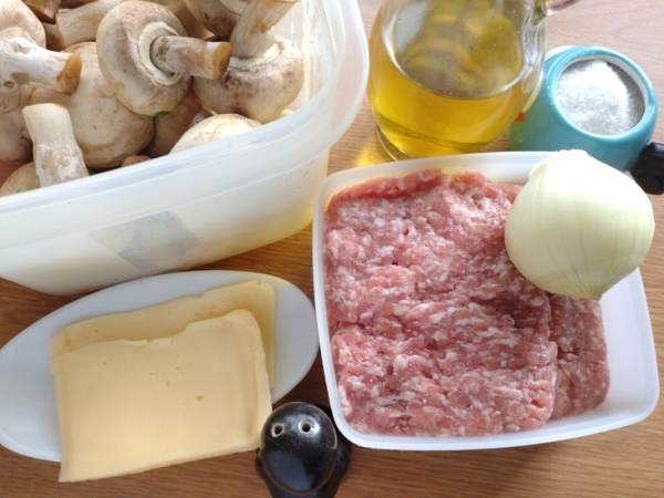 Пирог с фрикадельками и грибами