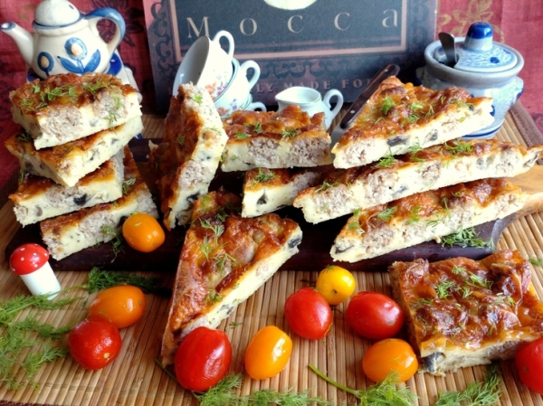 Пирог с фрикадельками и грибами