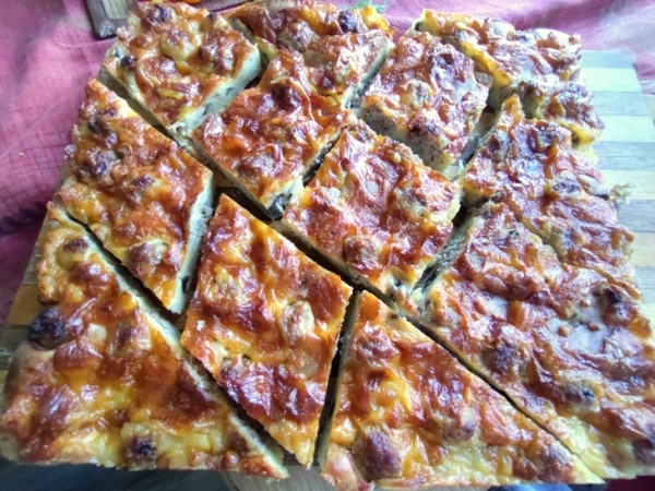 Пирог с фрикадельками и грибами