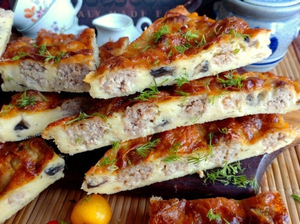 Пирог с фрикадельками и грибами