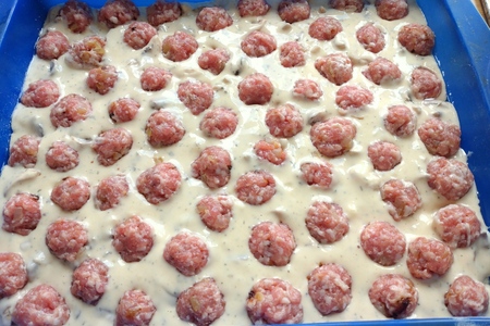 Пирог с фрикадельками и грибами