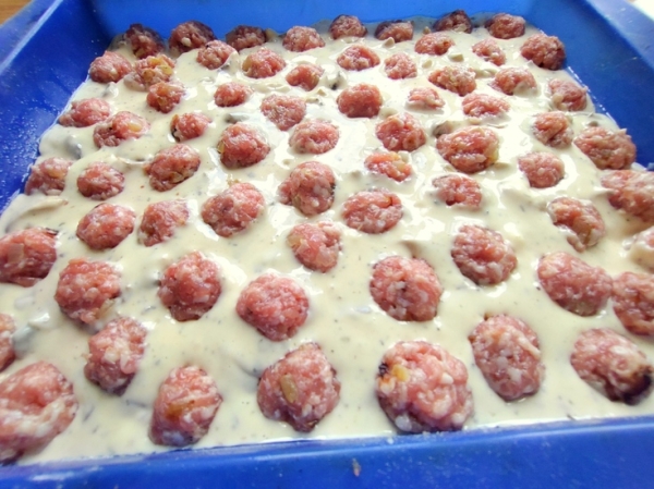 Пирог с фрикадельками и грибами