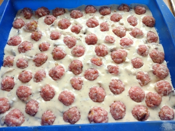 Пирог с фрикадельками и грибами