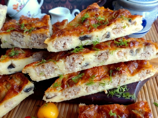 Пирог с фрикадельками и грибами