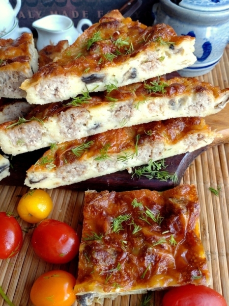 Пирог с фрикадельками и грибами