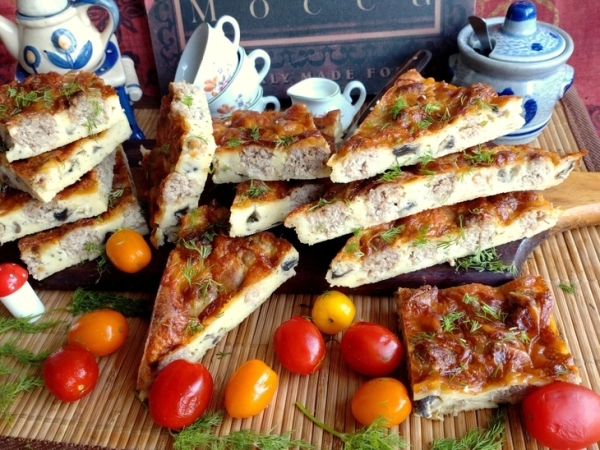 Пирог с фрикадельками и грибами