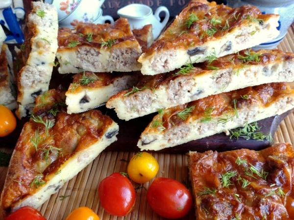 Пирог с фрикадельками и грибами
