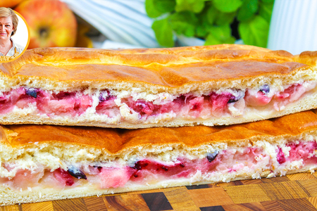 Пирог с яблоками и жимолостью на сдобном дрожжевом тесте Пирог с яблоками и жимолостью на сдобном дрожжевом тесте