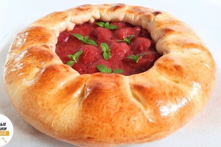 Пирог с клубникой из дрожжевого теста