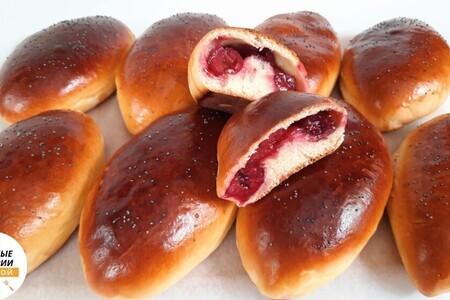 Пирожки с вишней в духовке Пирожки с вишней в духовке