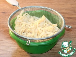 Поджарка с подливкой и лапшой Поджарка с подливкой и лапшой