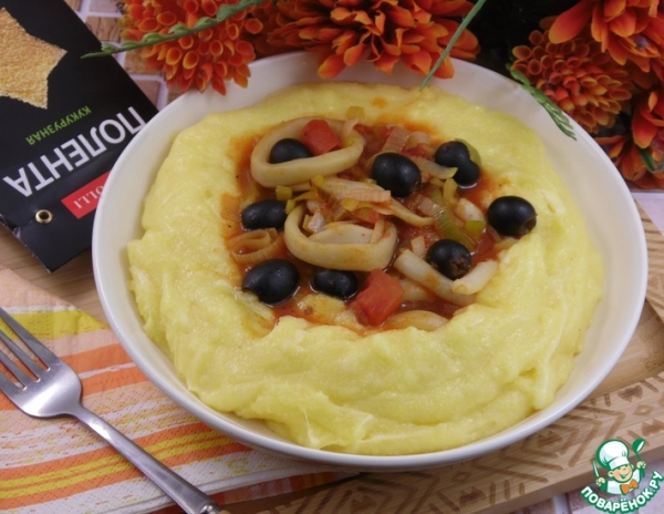 Полента с кальмарами в томатном соусе