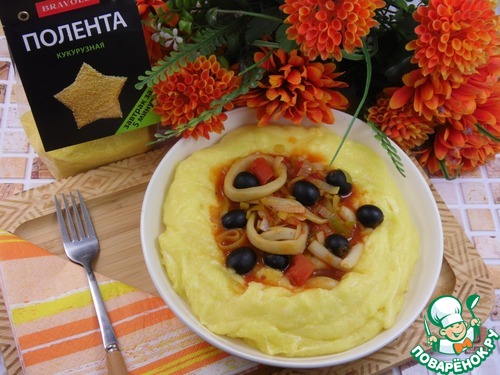 Полента с кальмарами в томатном соусе