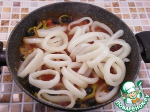 Полента с кальмарами в томатном соусе