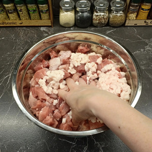 Пряная рубленая колбаса из свинины Пряная рубленая колбаса из свинины