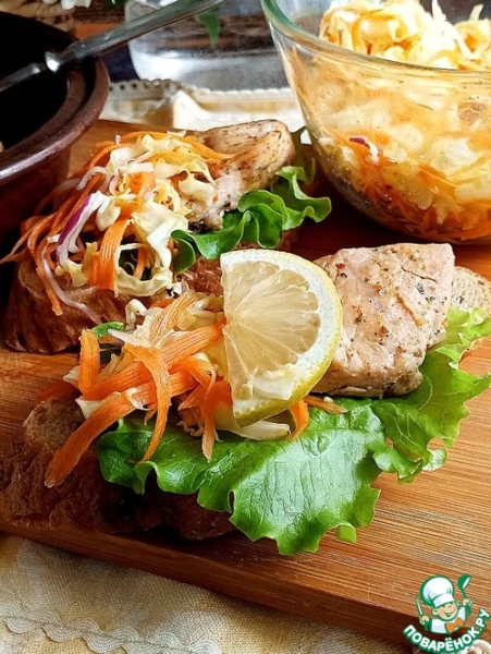 Пряные медальоны с капустным салатом