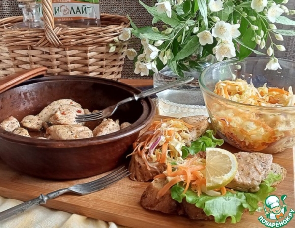 Пряные медальоны с капустным салатом