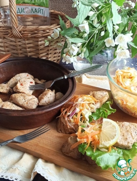 Пряные медальоны с капустным салатом