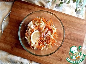 Пряные медальоны с капустным салатом