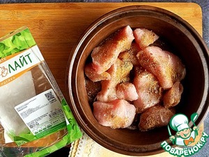 Пряные медальоны с капустным салатом