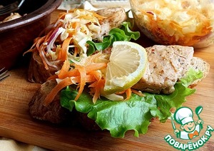 Пряные медальоны с капустным салатом