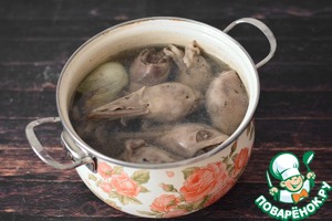 Рассольник с перловкой на утиных головах