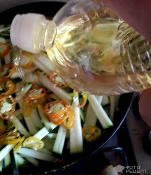 Рецепт: Баклажанная икра с помидорами и сладким перцем - С острым перцем и чесноком Рецепт: Баклажанная икра с помидорами и сладким перцем - С острым перцем и чесноком