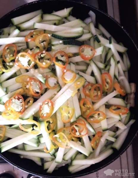 Рецепт: Баклажанная икра с помидорами и сладким перцем - С острым перцем и чесноком Рецепт: Баклажанная икра с помидорами и сладким перцем - С острым перцем и чесноком