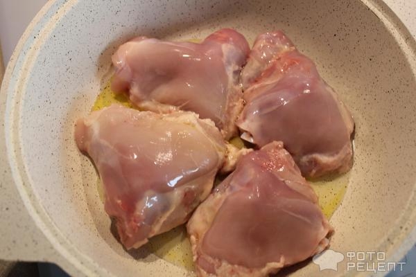 Рецепт: Бедро куриное по-венгерски - с луком и перцем