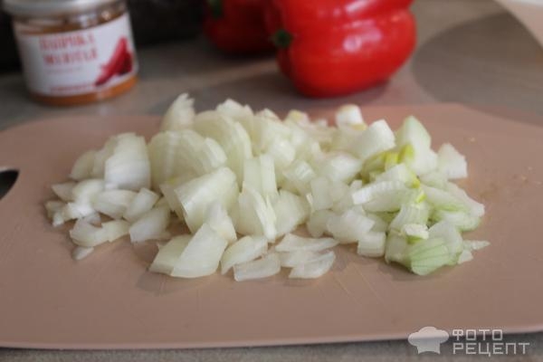 Рецепт: Бедро куриное по-венгерски - с луком и перцем