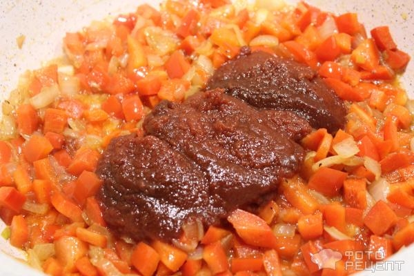 Рецепт: Бедро куриное по-венгерски - с луком и перцем