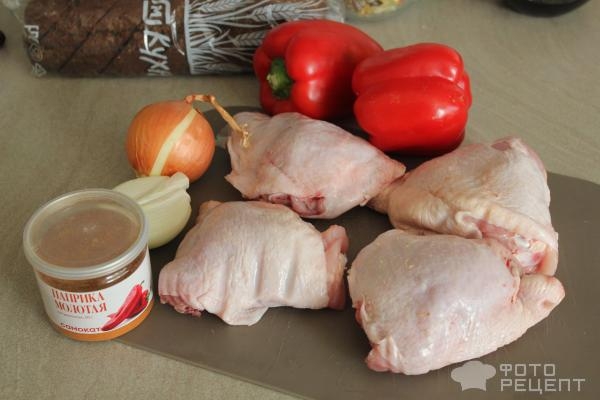 Рецепт: Бедро куриное по-венгерски - с луком и перцем