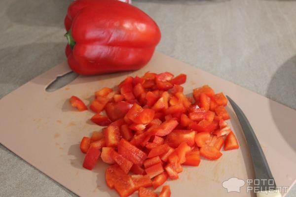 Рецепт: Бедро куриное по-венгерски - с луком и перцем