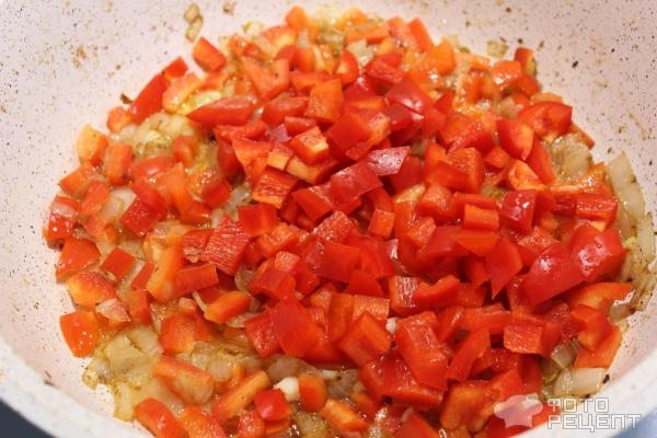 Рецепт: Бедро куриное по-венгерски - с луком и перцем