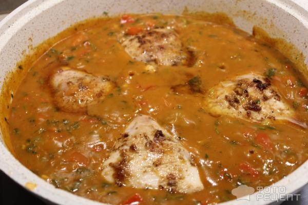 Рецепт: Бедро куриное по-венгерски - с луком и перцем