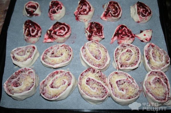 Рецепт: Булочки из слоеного теста - С двумя сливовыми соусами и двумя начинками