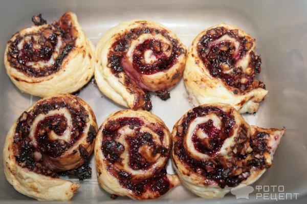 Рецепт: Булочки из слоеного теста - С двумя сливовыми соусами и двумя начинками