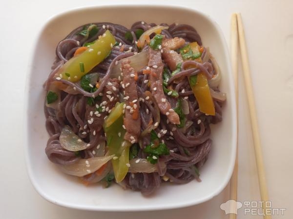 Рецепт: Черная рисовая лапша с уткой и овощами - На скорую руку Рецепт: Черная рисовая лапша с уткой и овощами - На скорую руку