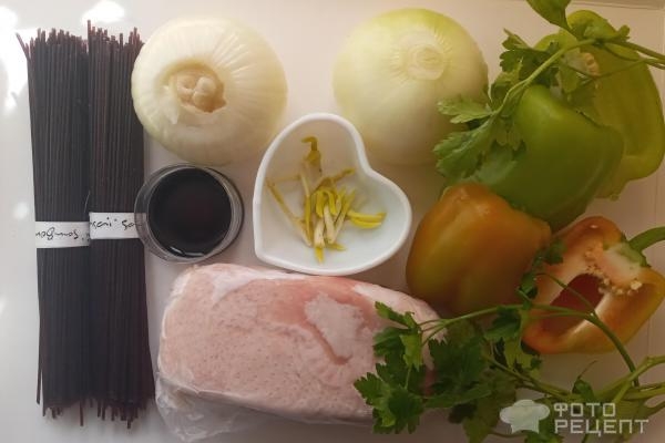 Рецепт: Черная рисовая лапша с уткой и овощами - На скорую руку Рецепт: Черная рисовая лапша с уткой и овощами - На скорую руку