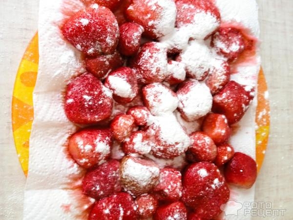 Рецепт: Цветаевский пирог без глютена из кокосовой муки с клубникой - Клубничная нежнятина со сметанной заливкой