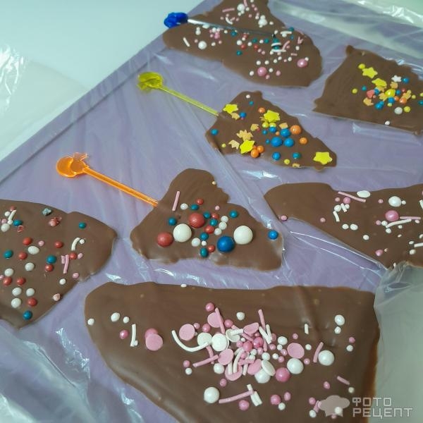 Рецепт: Десерт на Новый год "Шоколадные елочки" - Готовим с детьми. Лёгкие поделки из растопленного шоколада. Весело и вкусно. Рецепт: Десерт на Новый год "Шоколадные елочки" - Готовим с детьми. Лёгкие поделки из растопленного шоколада. Весело и вкусно.