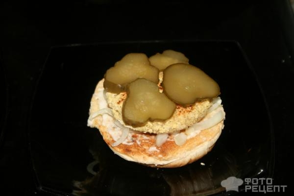 Рецепт: Домашний фишбургер - с покупной рыбной котлетой