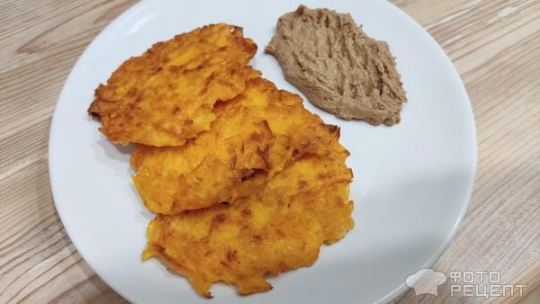 Рецепт: Драники тыквенные - яркие, хрустящие снаружи и сочные внутри