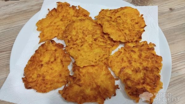 Рецепт: Драники тыквенные - яркие, хрустящие снаружи и сочные внутри