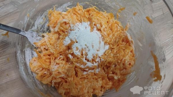 Рецепт: Драники тыквенные - яркие, хрустящие снаружи и сочные внутри