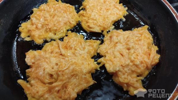 Рецепт: Драники тыквенные - яркие, хрустящие снаружи и сочные внутри