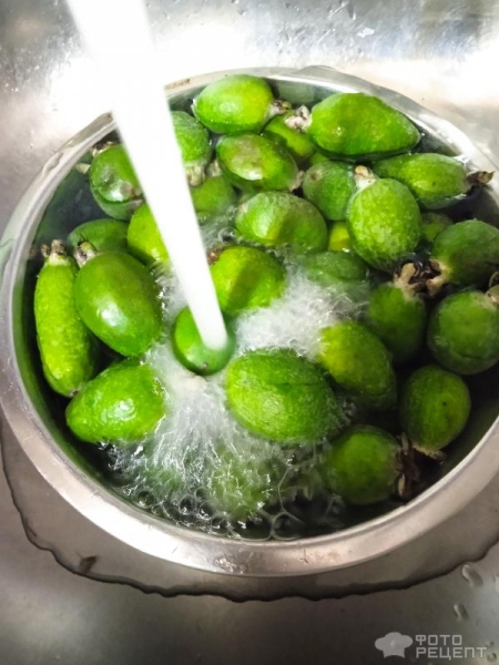 Рецепт: Экзотическое варенье из фейхоа - Сырое варенье с землянично-ананасовым вкусом Рецепт: Экзотическое варенье из фейхоа - Сырое варенье с землянично-ананасовым вкусом